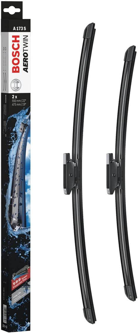 Die Packung und die Wischerblätter des Scheibenwischer-Sets Bosch A 173 S für den Renault Sandero 2. Gen im Detail - einmal das 55cm Wischerblatt und einmal das 47,5cm Wischerblatt Die Packung und die Wischerblätter des Scheibenwischer-Sets Bosch A 173 S für den RENAULT Sandero 2. Gen im Detail - einmal das 55cm Wischerblatt und einmal das 47,5cm Wischerblatt