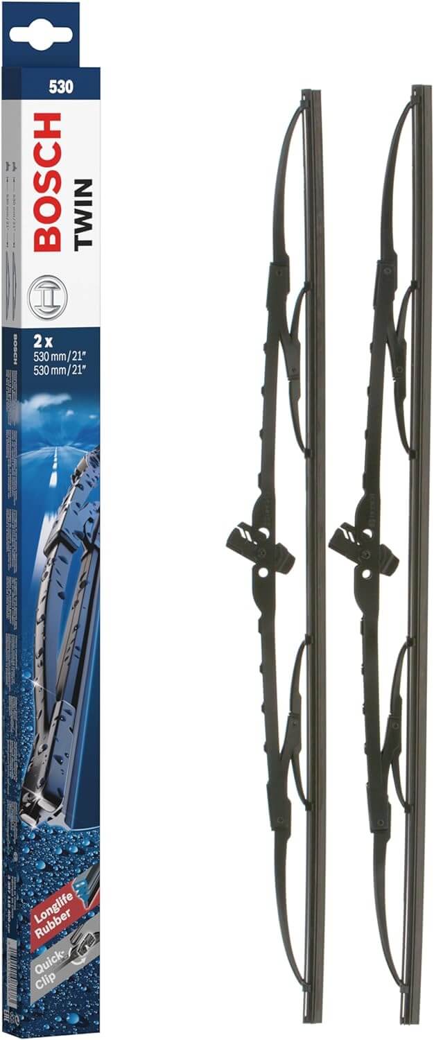 Die Packung und die Wischerblätter des Scheibenwischer-Sets Bosch 530 für den Jaguar F-Type im Detail - zweimal das 53cm Wischerblatt Die Packung und die Wischerblätter des Scheibenwischer-Sets Bosch 530 für den JAGUAR F-Type im Detail - zweimal das 53cm Wischerblatt