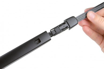 Detailansicht des Befestigungssystems der Bosch-Scheibenwischer an der Heckscheibe des VW T-Cross I I mit dem Clip-System obere Verriegelung (16 mm breit) am Wischerarm Detailansicht des Befestigungssystems der Bosch-Scheibenwischer an der Heckscheibe des VW T-Cross I I mit dem Clip-System obere Verriegelung (16 mm breit) am Wischerarm vom Typ obere Verriegelung (16 mm breit)
